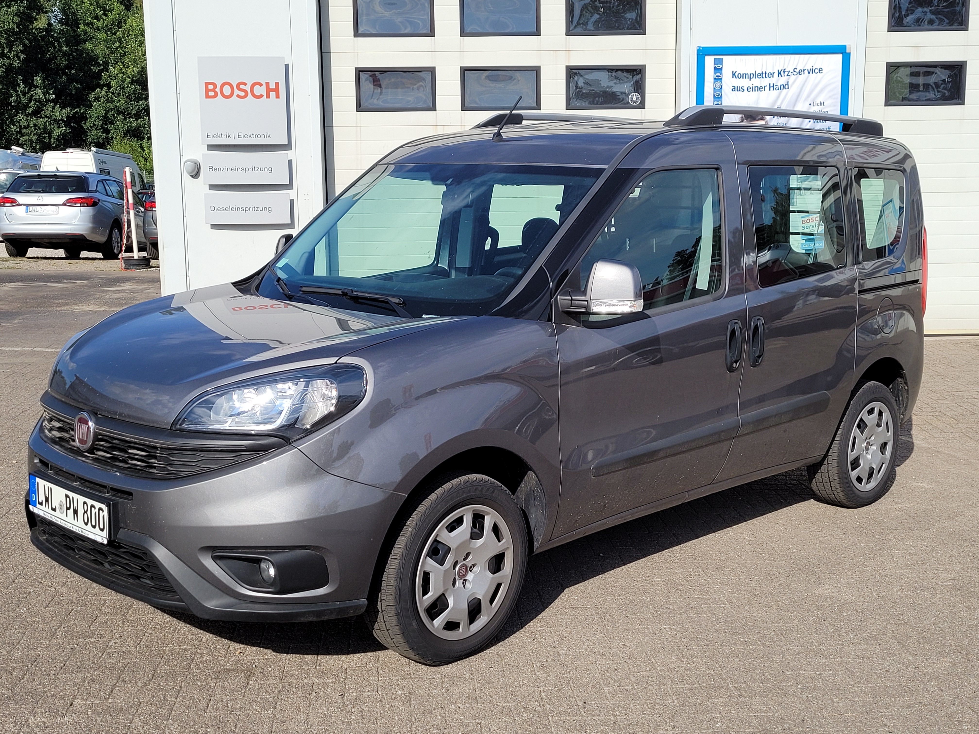 zu sehen ist ein grauer Fiat Doblo Cargo Kombi