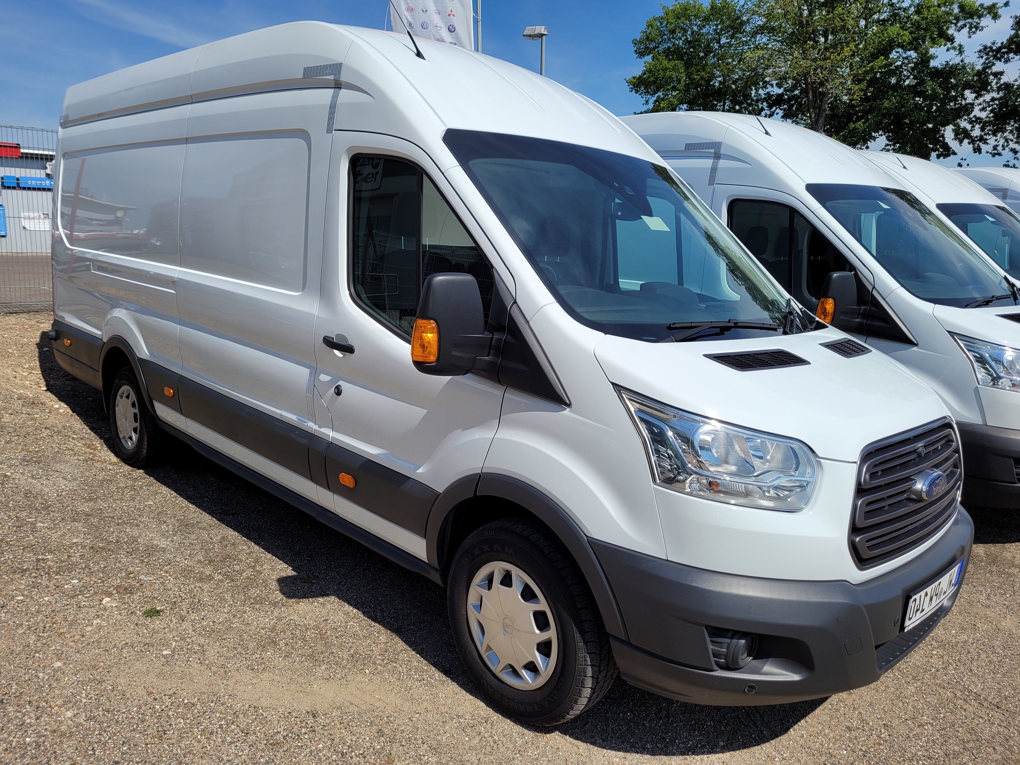zu sehen ist ein weißer Ford Transit L4 Kastenwagen
