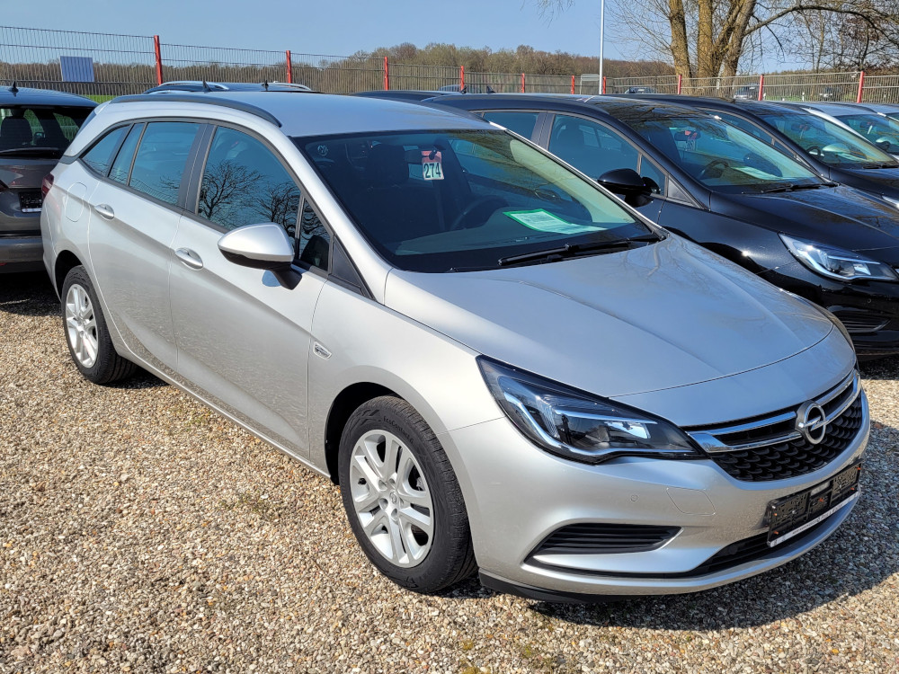 zu sehen ist ein silberner Opel Astra Sports Tourer. 